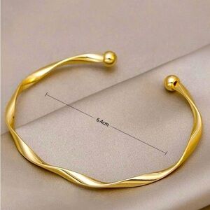 NWT Twist Design Bangle Bracelet​​​